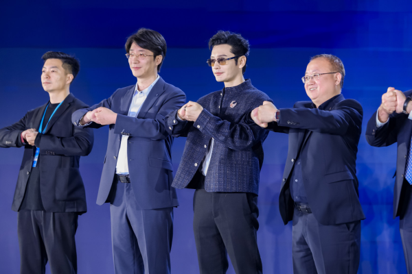 股票配资交易网 6000美元一天，黄晓明投资的机器人租赁平台出海了｜预见AI+